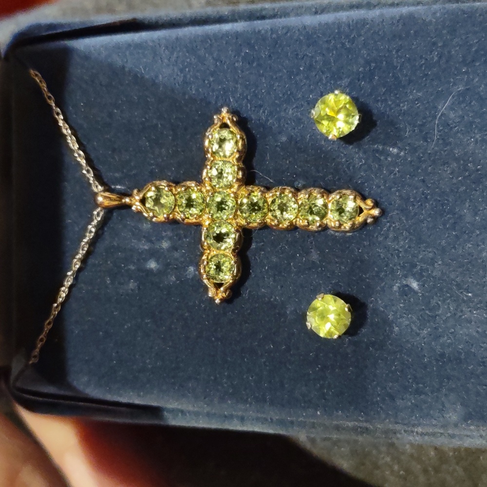 Peridot Cross pendant And necklace with peridot stud earrings 10kt 14kt - Picture 3 of 4